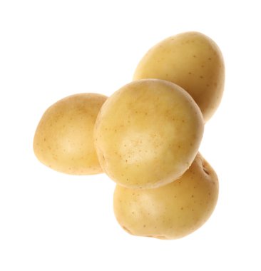 Beyaz arka planda taze çiğ organik patates.
