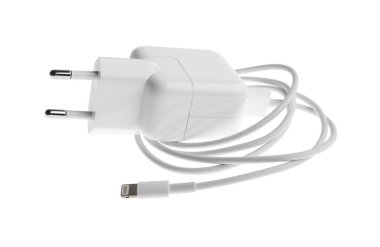 USB şarj cihazı beyazda izole edildi. Modern teknoloji
