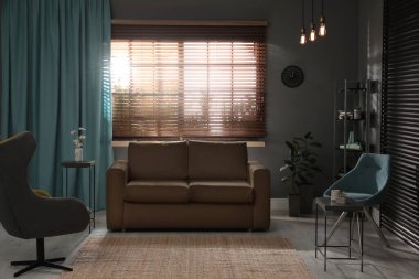 Şık bir oturma odası, zarif deri koltuklar.