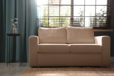 Şık bir oturma odası, zarif deri koltuklar.