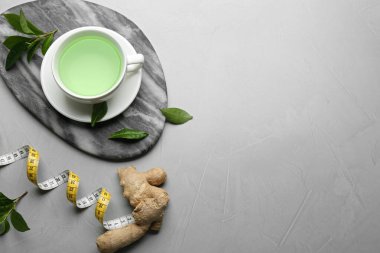 Düz kompozisyon, bitkisel diyet çayı ve ışık masasında mezura. Metin için boşluk