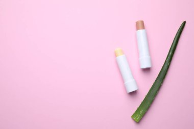 Pembe arka planda hijyenik ruj ve aloe vera. Metin için boşluk