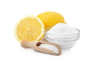 Beyaz arka planda kabartma tozu ve limon kesimi