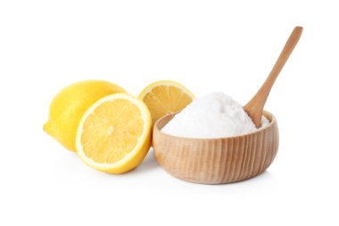 Beyaz arka planda kabartma tozu ve limon kesimi