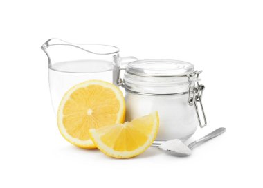 Beyaz arka planda kabartma tozu, sirke ve limon.