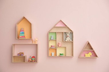 Pembe duvarında oyuncaklar olan şık bir ev. Bebek odası iç tasarımı