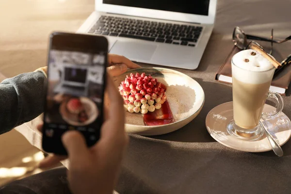 Tineri Bloggeri Care Fotografiază Desertul Masă Cafenea Closeup — Fotografie, imagine de stoc