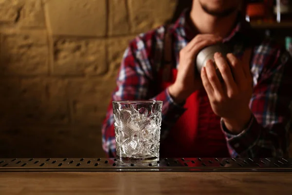 Bartender Förbereder Färsk Alkoholhaltig Cocktail Vid Bardisken Fokus Glas — Stockfoto