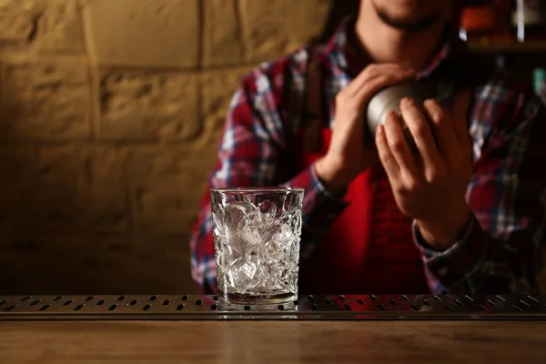 Bartender Preparar Coquetel Alcoólico Fresco Balcão Bar Foco Vidro — Fotografia de Stock