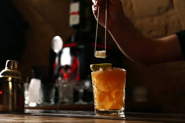 Bartender Dekorera Glas Färsk Alkoholhaltig Cocktail Vid Bardisken Närbild Plats — Stockfoto