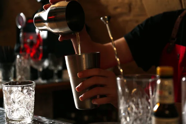 Bartender Förbereder Färsk Alkoholhaltig Cocktail Vid Bardisken Närbild — Stockfoto