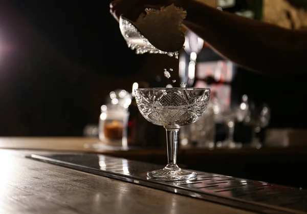 Barman Preparando Coquetel Alcoólico Fresco Balcão Bar Close — Fotografia de Stock