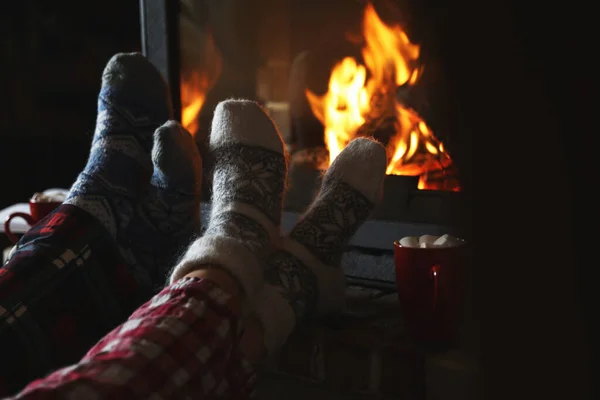 Para Piżamie Odpoczywająca Przy Kominku Domu Zbliżenie Zimowe Wakacje — Zdjęcie stockowe