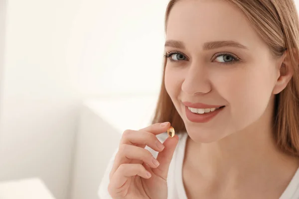 Mujer Joven Que Toma Cápsula Vitamínica Sobre Fondo Claro Espacio —  Fotos de Stock