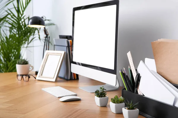 Computadora Moderna Mesa Oficina Elegante Lugar Trabajo Interior —  Fotos de Stock