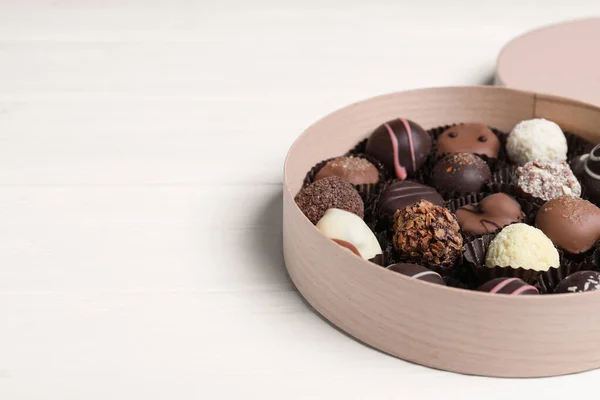 Krabička Chutnými Čokoládovými Bonbóny Bílém Dřevěném Stole Mezera Pro Text — Stock fotografie