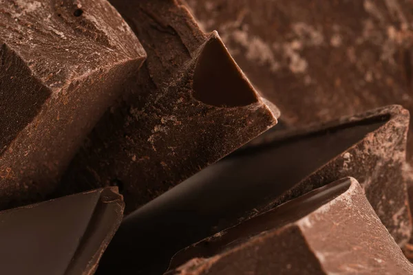 어두운 초콜릿 조각들을 배경으로 클로즈업 — 스톡 사진