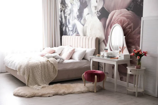 Zarif Makyaj Masası Çiçekli Duvar Kağıdı Olan Şık Bir Yatak — Stok fotoğraf