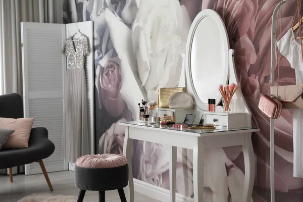 エレガントなドレッシングテーブルと花の壁紙とスタイリッシュな部屋のインテリア — ストック写真