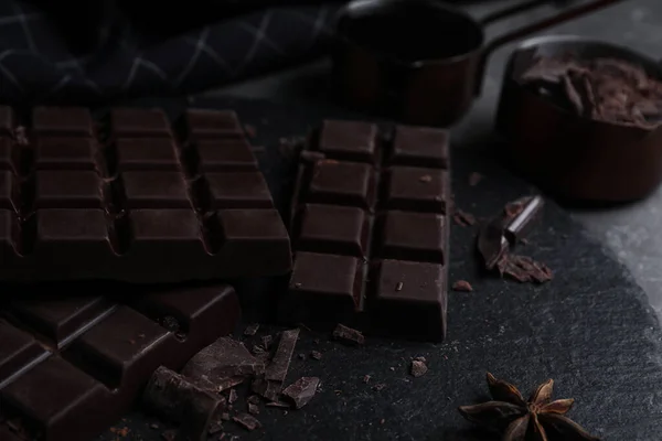 Saborosas Barras Chocolate Escuro Placa Ardósia Preta — Fotografia de Stock