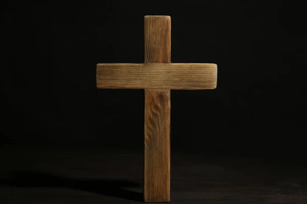 Cruz Cristã Mesa Madeira Contra Fundo Preto Conceito Religião — Fotografia de Stock