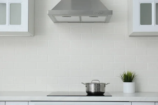 スタイリッシュなキッチンインテリアの誘導ストーブの上のソーセポット — ストック写真