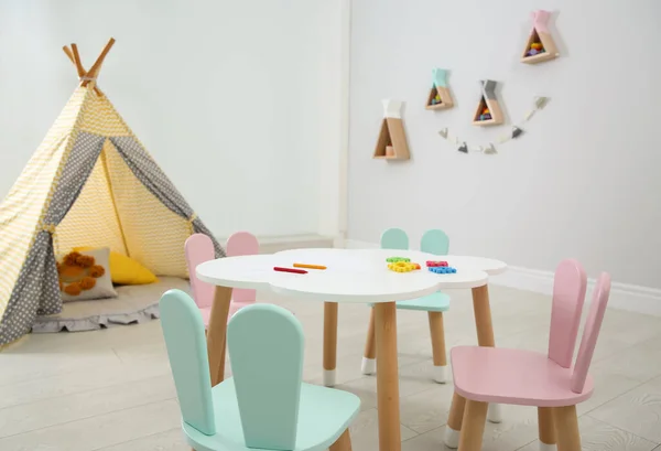 Lindo Interior Habitación Los Niños Con Tienda Tipi Mesita —  Fotos de Stock