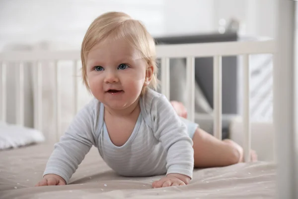 Adorable Bebé Acostado Una Cómoda Cuna —  Fotos de Stock