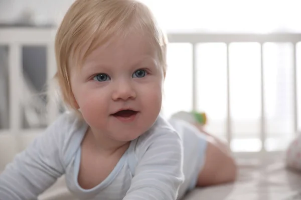 Adorable Bebé Acostado Una Cómoda Cuna —  Fotos de Stock