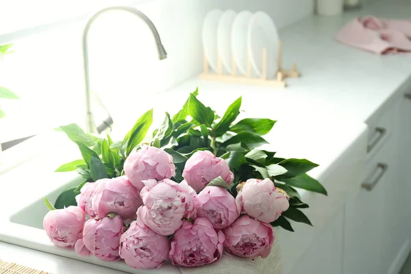 싱크대에 아름다운 꽃다발 — 스톡 사진