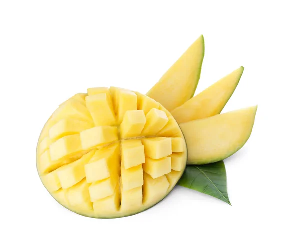Köstliche Reife Mango Würfel Und Scheiben Geschnitten Isoliert Auf Weiß — Stockfoto