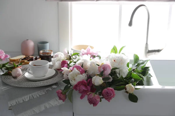 Hermosas Peonías Desayuno Mostrador Cocina — Foto de Stock