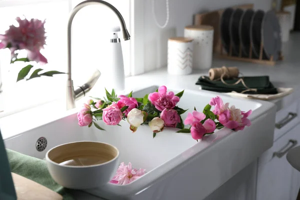 Bunch Beautiful Peonies Kitchen Sink — Stock Photo, Image