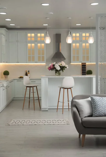 Cómodo Sofá Cocina Moderna Apartamento Diseño Interiores — Foto de Stock