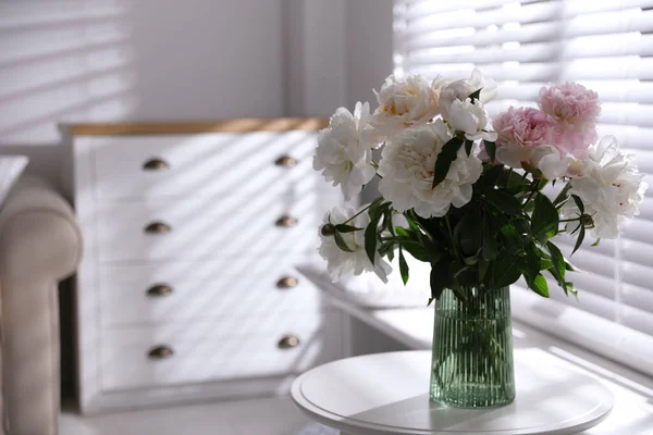 Buket Bunga Peony Indah Dalam Meja Ruang Untuk Teks — Stok Foto
