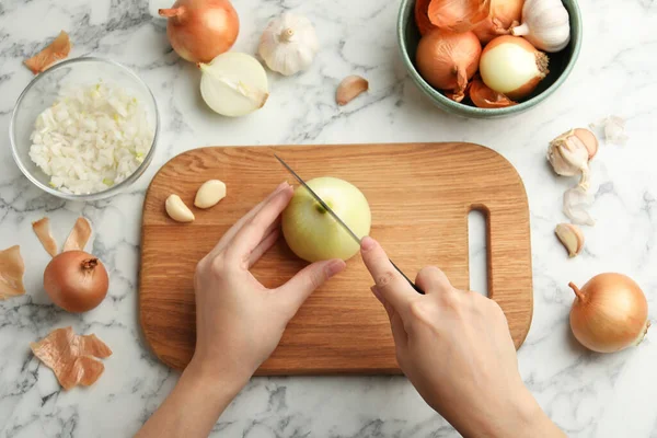 Wanita Memotong Bawang Segar Papan Kayu Meja Marmer Putih Pemandangan — Stok Foto