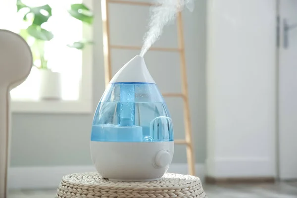 現代の空気加湿器オンウィッカーPouf屋内 — ストック写真