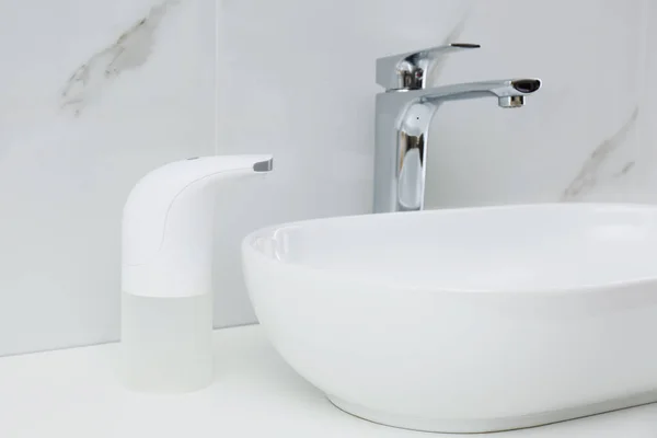 Modern Automatic Soap Dispenser Sink Bathroom Closeup — Stock Photo, Image