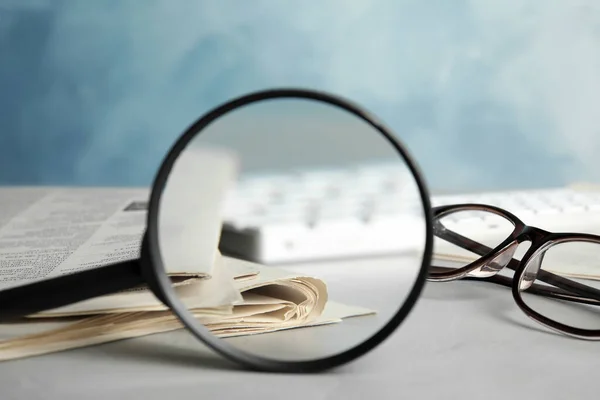 Guardando Attraverso Lente Ingrandimento Giornali Primo Piano Concetto Ricerca Lavoro — Foto Stock