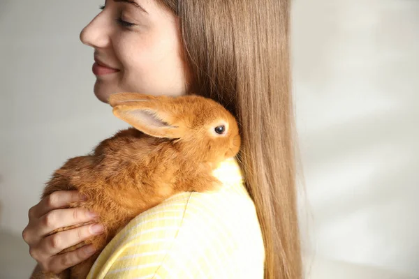 可愛いウサギを屋内で閉じ込めた若い女性 可愛いペット — ストック写真