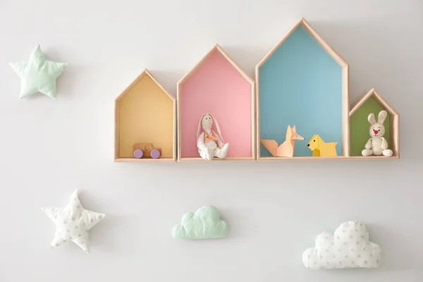 Diferentes Prateleiras Forma Casa Com Brinquedos Nuvens Decorativas Parede Branca — Fotografia de Stock