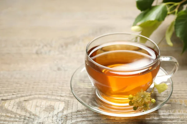 Tee Und Lindenblüten Auf Dem Holztisch Raum Für Text — Stockfoto