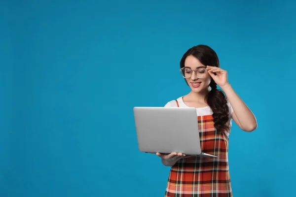 Giovane Donna Con Computer Portatile Sfondo Blu Spazio Testo — Foto Stock