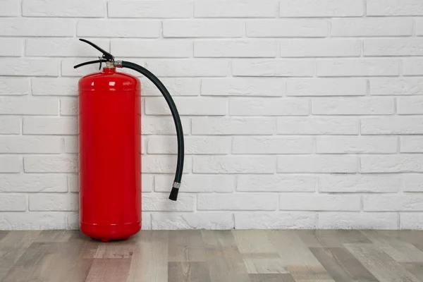 Brandsläckare Nära Vit Tegelvägg Inomhus Utrymme För Text — Stockfoto