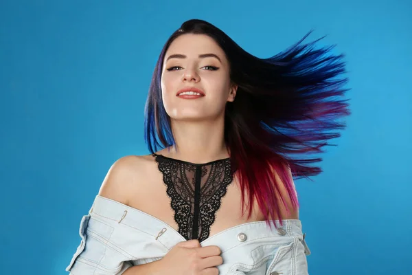 Jovem Com Cabelo Tingido Brilhante Fundo Azul — Fotografia de Stock