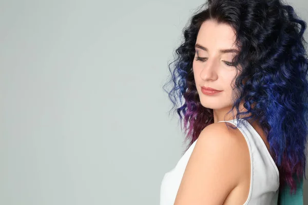 Giovane Donna Con Capelli Tinti Luminosi Sfondo Chiaro Spazio Testo — Foto Stock