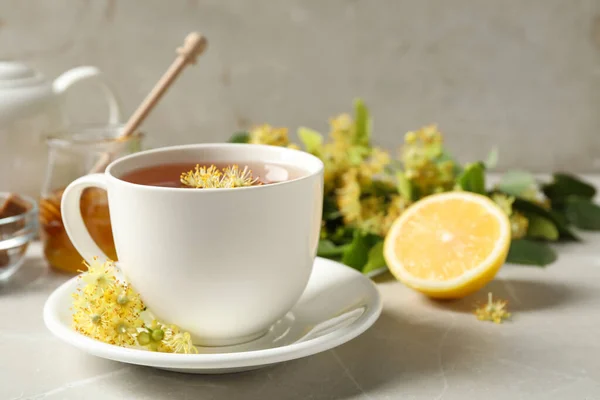 Kopp Med Lindblomma Ljusgrått Marmorbord — Stockfoto