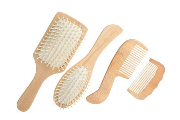 Différentes Brosses Cheveux Peignes Bois Sur Fond Blanc Vue Dessus — Photo