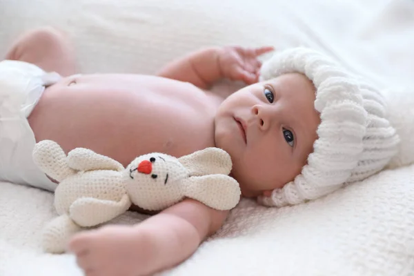 Niedliches Neugeborenes Mit Spielzeug Weißer Strickmütze Auf Karo — Stockfoto