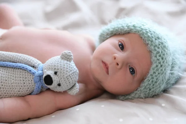 Bebê Recém Nascido Bonito Chapéu Quente Com Brinquedo Deitado Cama — Fotografia de Stock